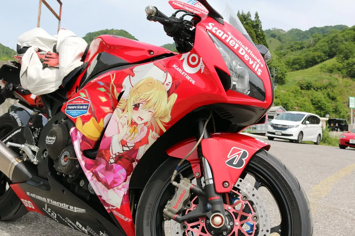 赤いバイクにアニメキャラクターが描かれた痛バイク
