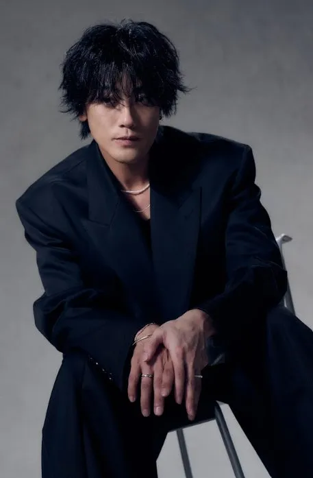 黒い革のジャケットを着て椅子に座っている男性のポートレート
