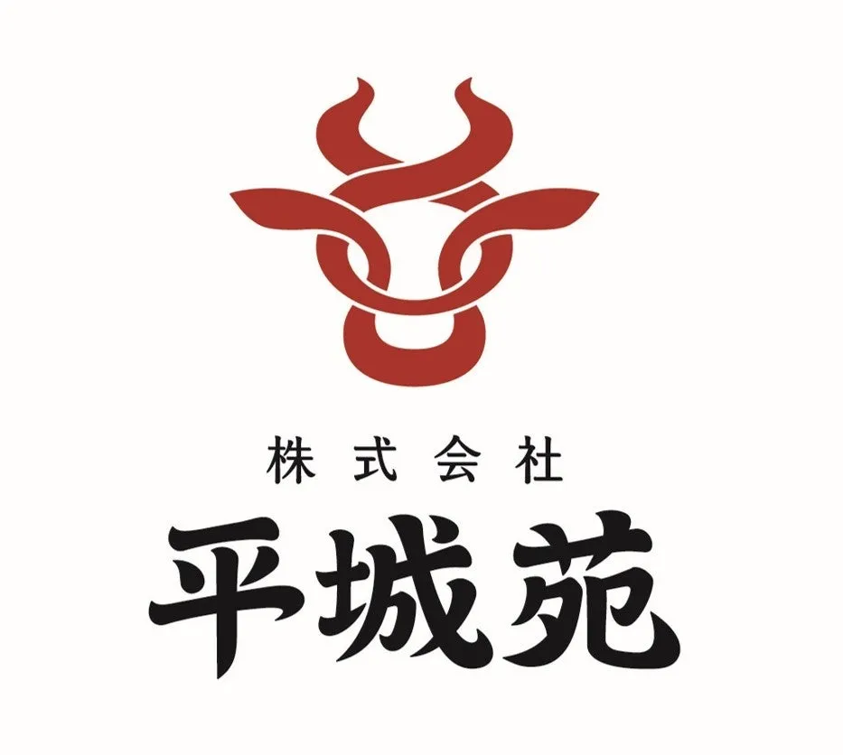赤色の牛の角のマークと、黒色の筆文字で「平城苑」と書かれたロゴマーク。