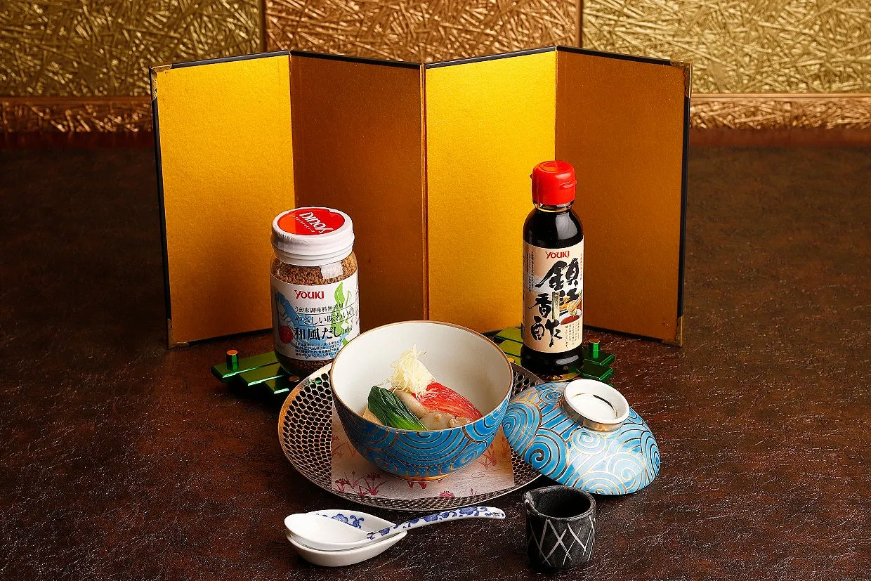 日本の伝統的な料理の写真。美しい食器に盛り付けられた料理が特徴です。背景には金色の屏風があり、高級感と日本の伝統的な雰囲気を醸し出しています。
