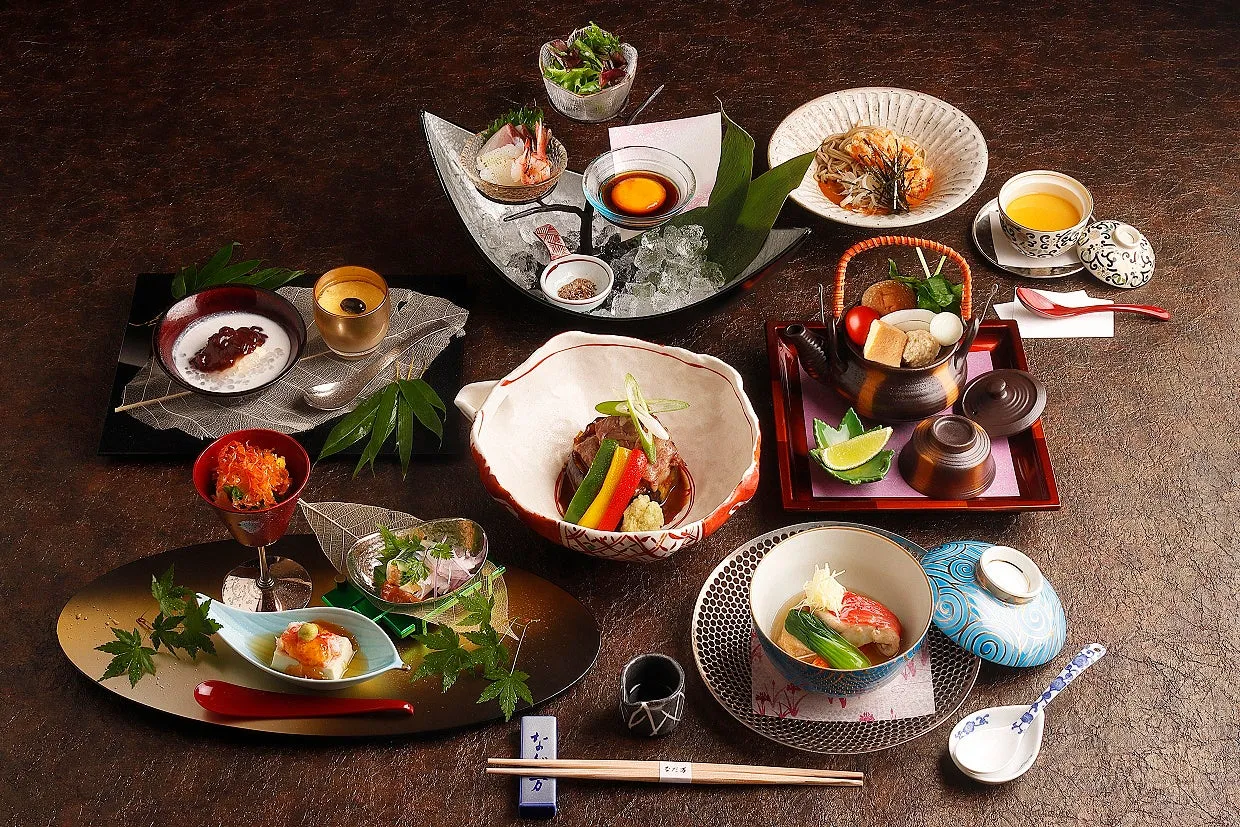様々な日本食が盛り付けられた、高級感のある和食膳の俯瞰写真。