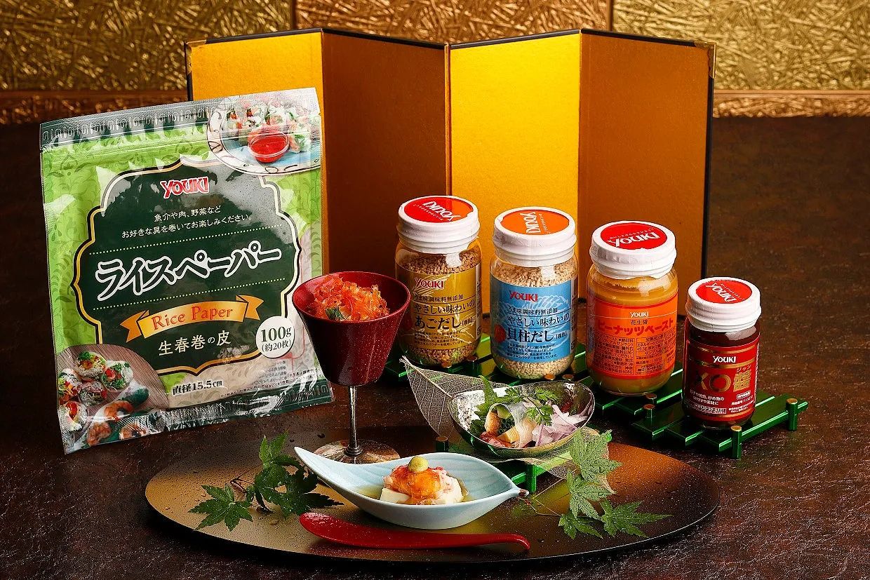 ライスペーパー、調味料、料理が写った写真。ライスペーパーのパッケージには、魚介や肉、野菜などを巻いて楽しむことが書かれています。調味料には、あごだし、貝柱だし、ピーナッツペーストなどがあります。料理は、おしゃれな器に盛り付けられています。