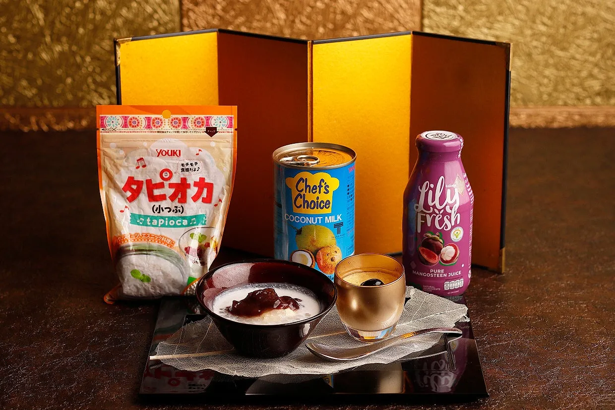 タピオカとマンゴスチンジュース、ココナッツミルクなどの食材とデザートが写っている写真。和風の屏風が背景にある。