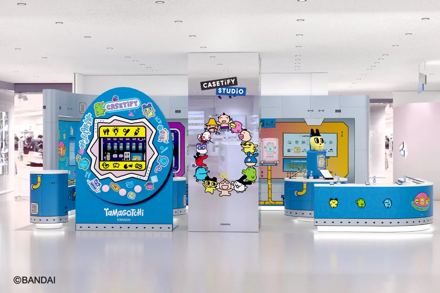 TamagotchiとCASETiFYのコラボレーションストアの様子を描いた画像です。青を基調としたデザインで、様々なTamagotchiのキャラクターやCASETiFYのロゴが配置されています。ストア内には、Tamagotchiをモチーフにしたディスプレイや、カスタマイズ可能なケースなどが展示されています。