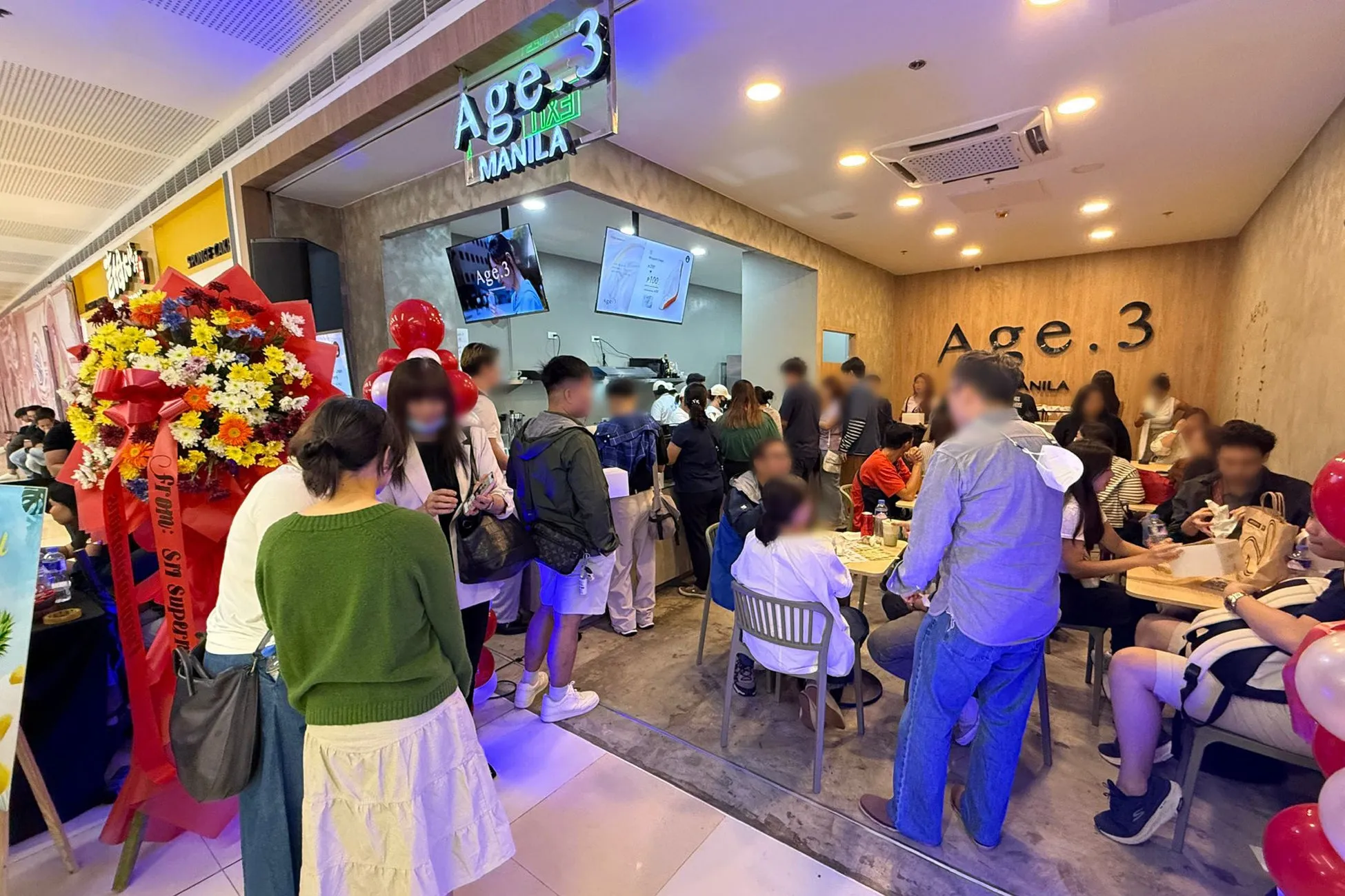 Age 3 Manilaの店内で、多くの人々が集まっている様子を捉えた写真
