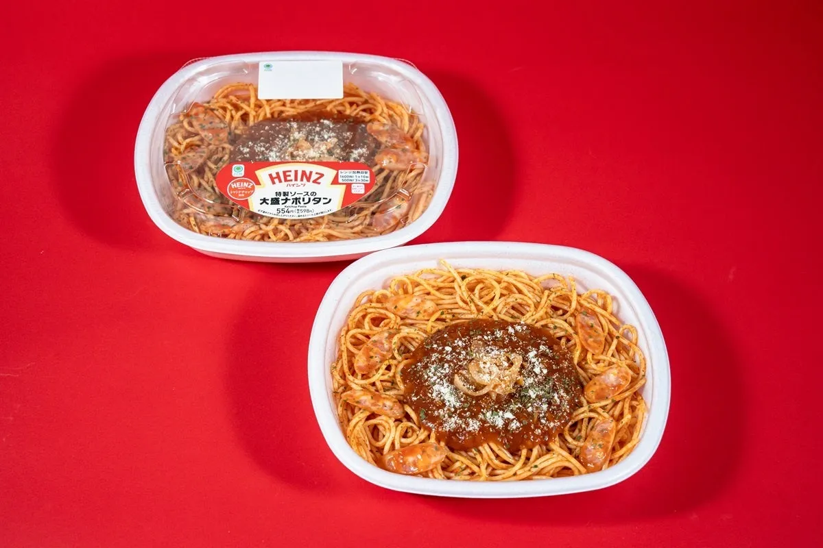2つのHEINZのナポリタンのパッケージが赤い背景に置かれた写真。