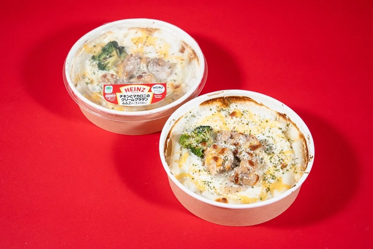 チキンとマカロニのクリームグラタンが2つ、赤い背景に置かれています。