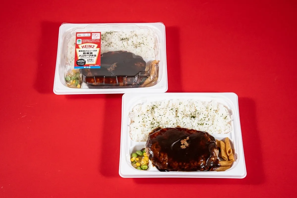 弁当が2つ並んだ写真。どちらの弁当にもハンバーグ、ご飯、パスタ、野菜が入っている。
