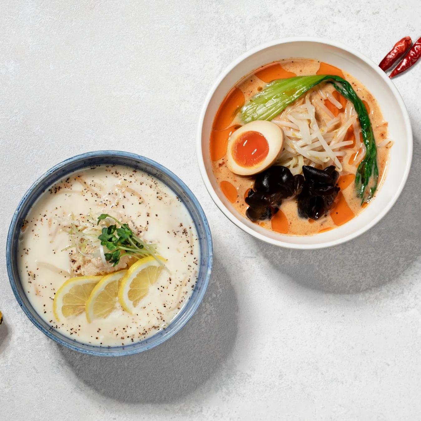 2種類のラーメンが写った写真