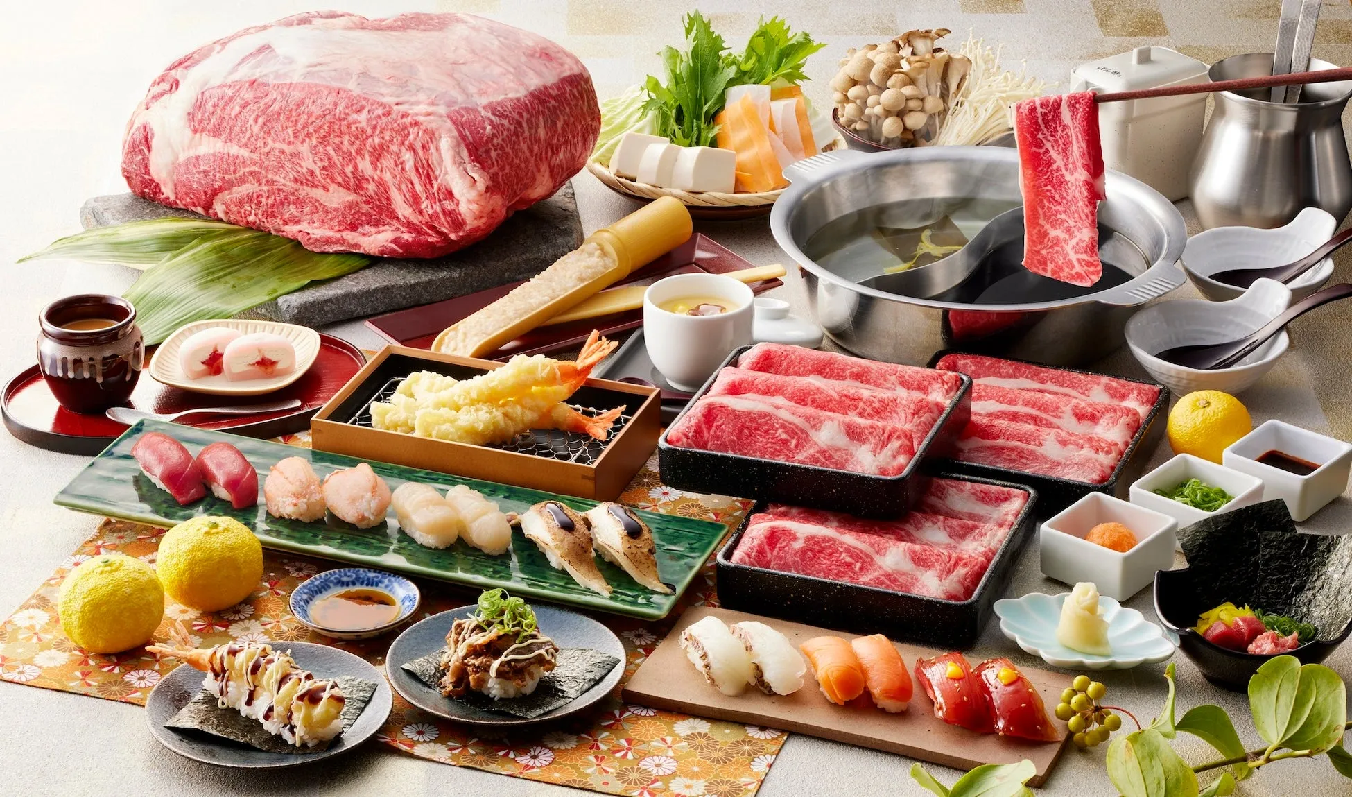 様々な日本料理が並んだテーブル