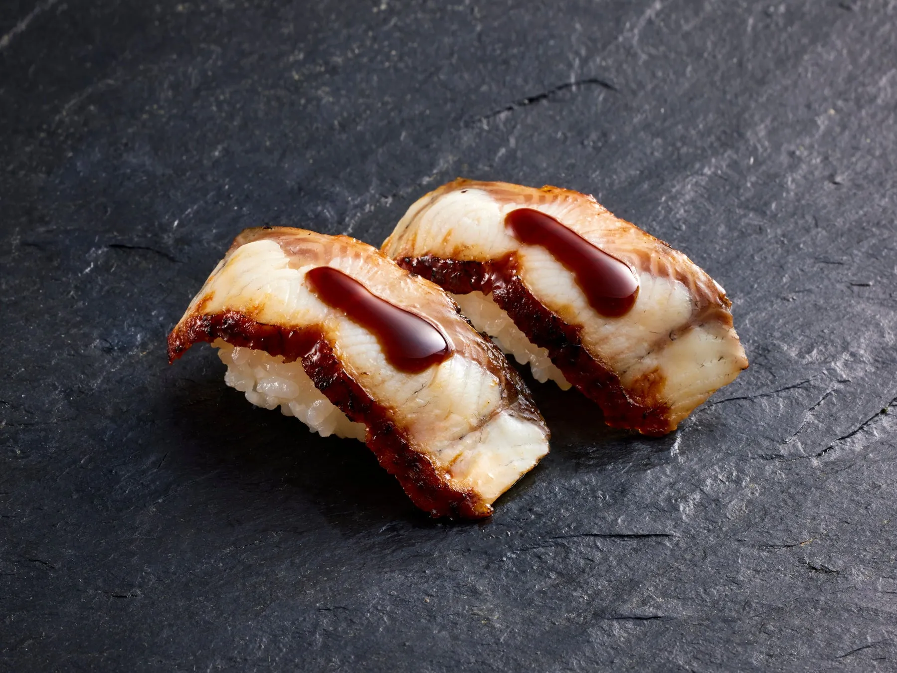 照り焼きソースがかかったウナギ寿司