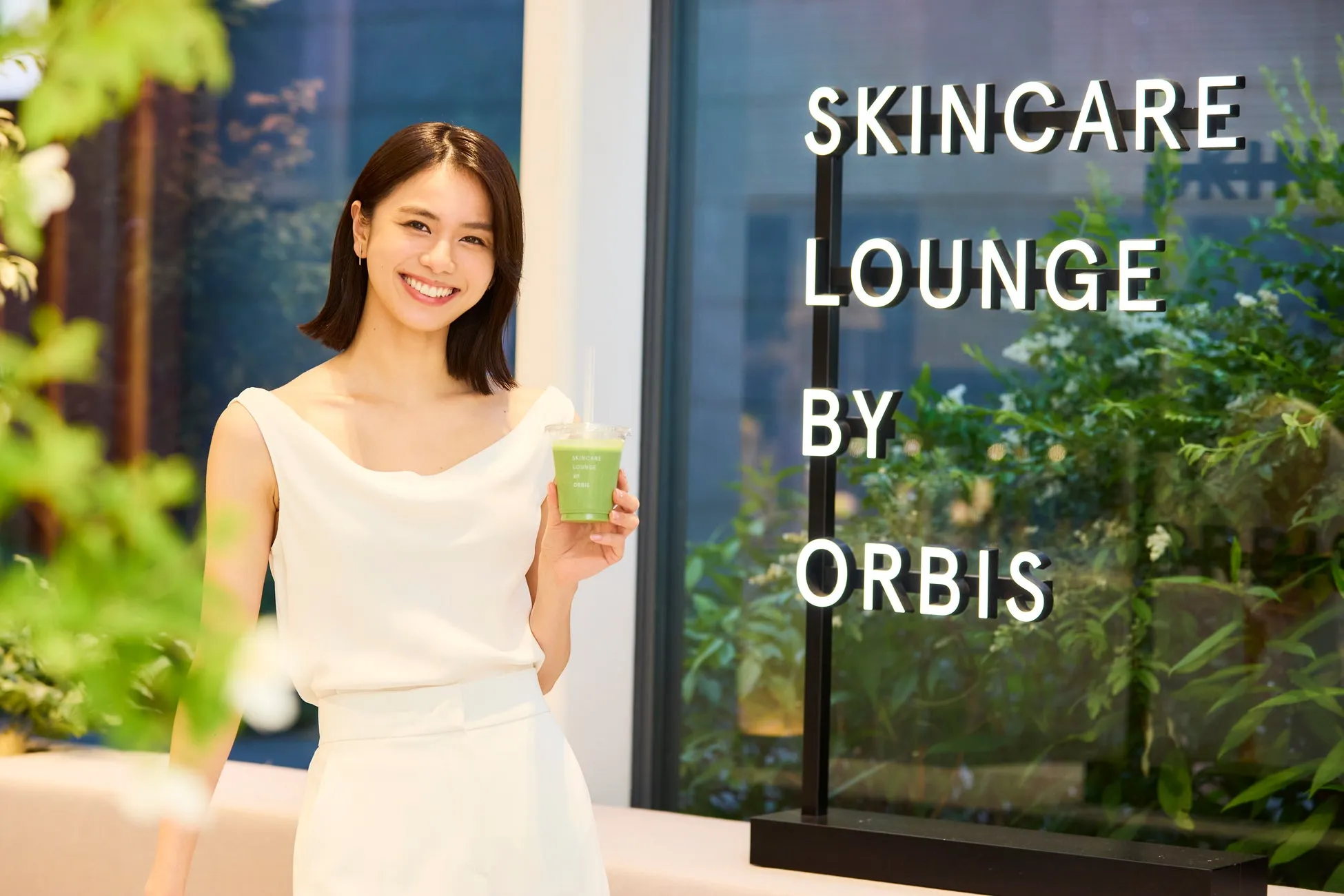 SKINCARE LOUNGE BY ORBISでスムージーを持つ女性