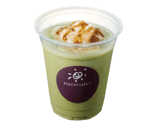 抹茶フラッペの上にキャラメルがトッピングされた飲み物。
