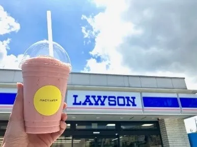 LAWSONの店先で、いちごスムージーを持った手の写真です。