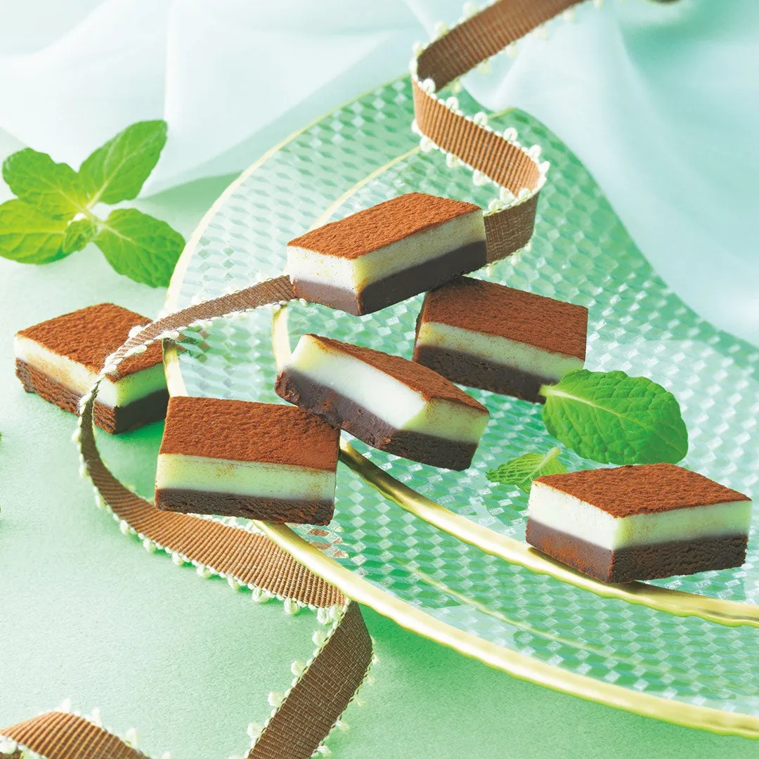 ミント風味のチョコレートケーキが、ガラスの皿に美しく配置されています。