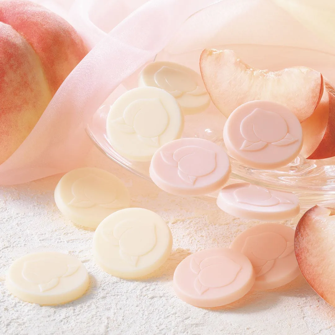 桃をモチーフにしたお菓子と桃の断面図の写真。