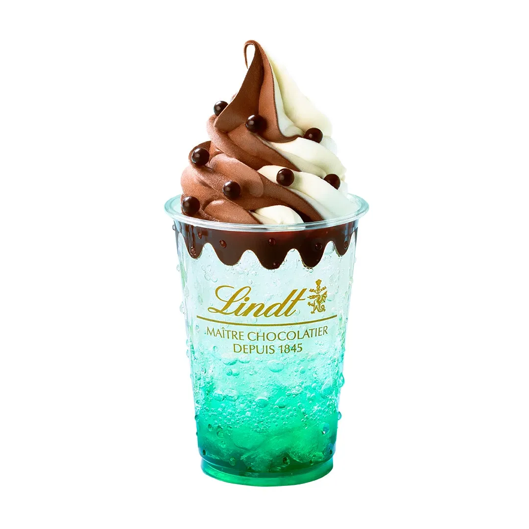 チョコレートとバニラソフトクリームの入った、ミント色のソーダドリンク。