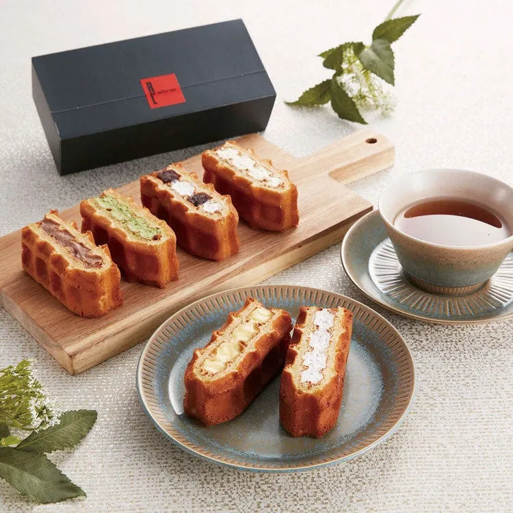 さまざまなフレーバーのワッフルと、お茶の入ったカップが写った写真。