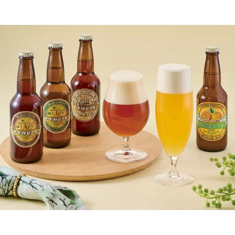 ビールとグラスが並んだ写真。様々な種類のビールが写っており、木製のトレイに置かれています。