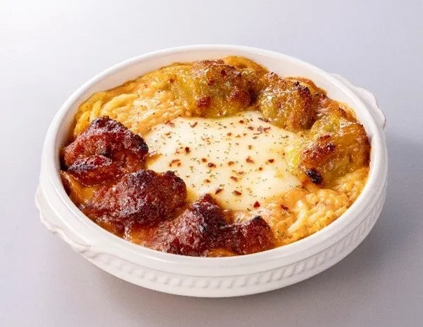 白い器に入った、チーズと具材が乗った料理の写真です。