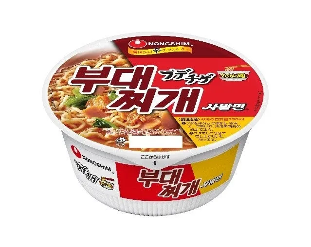 農心のインスタントラーメン「部隊チゲ」のパッケージ。赤と白を基調としたデザインで、ラーメンの写真と製品名が大きく表示されている。