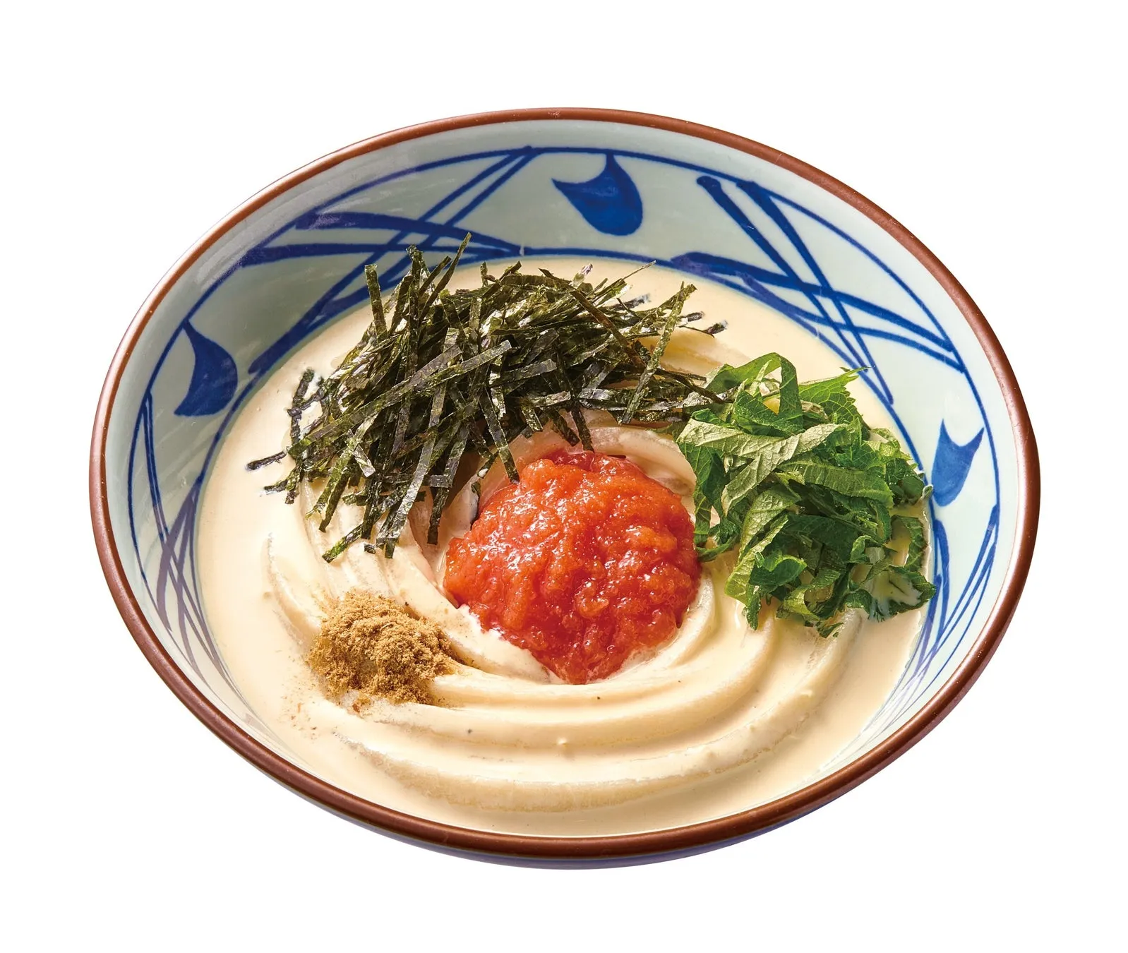うどんの入った器のクローズアップ。うどんはクリーム色のソースで覆われており、海苔、赤色のペースト、緑色の葉、茶色の粉末がトッピングされている。