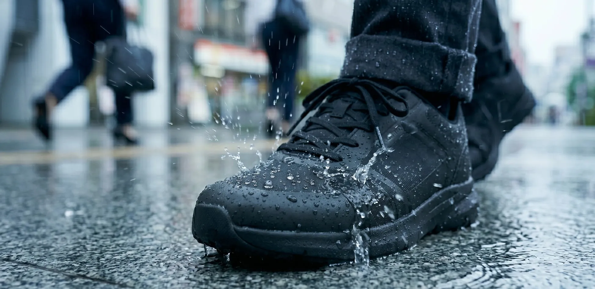 梅雨の足元ストレス解消!ABC-MARTの「濡れない」防水シューズ完全ガイド