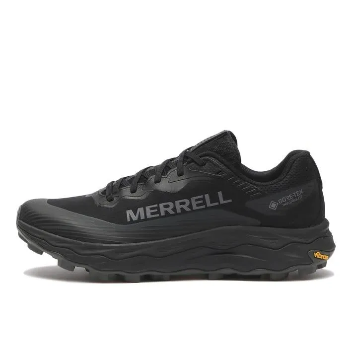 黒色のMerrellのトレイルランニングシューズのクローズアップ写真。シューズは側面から見ており、Merrellのロゴが大きく表示されている。GORE-TEXとvibramのロゴも見える。