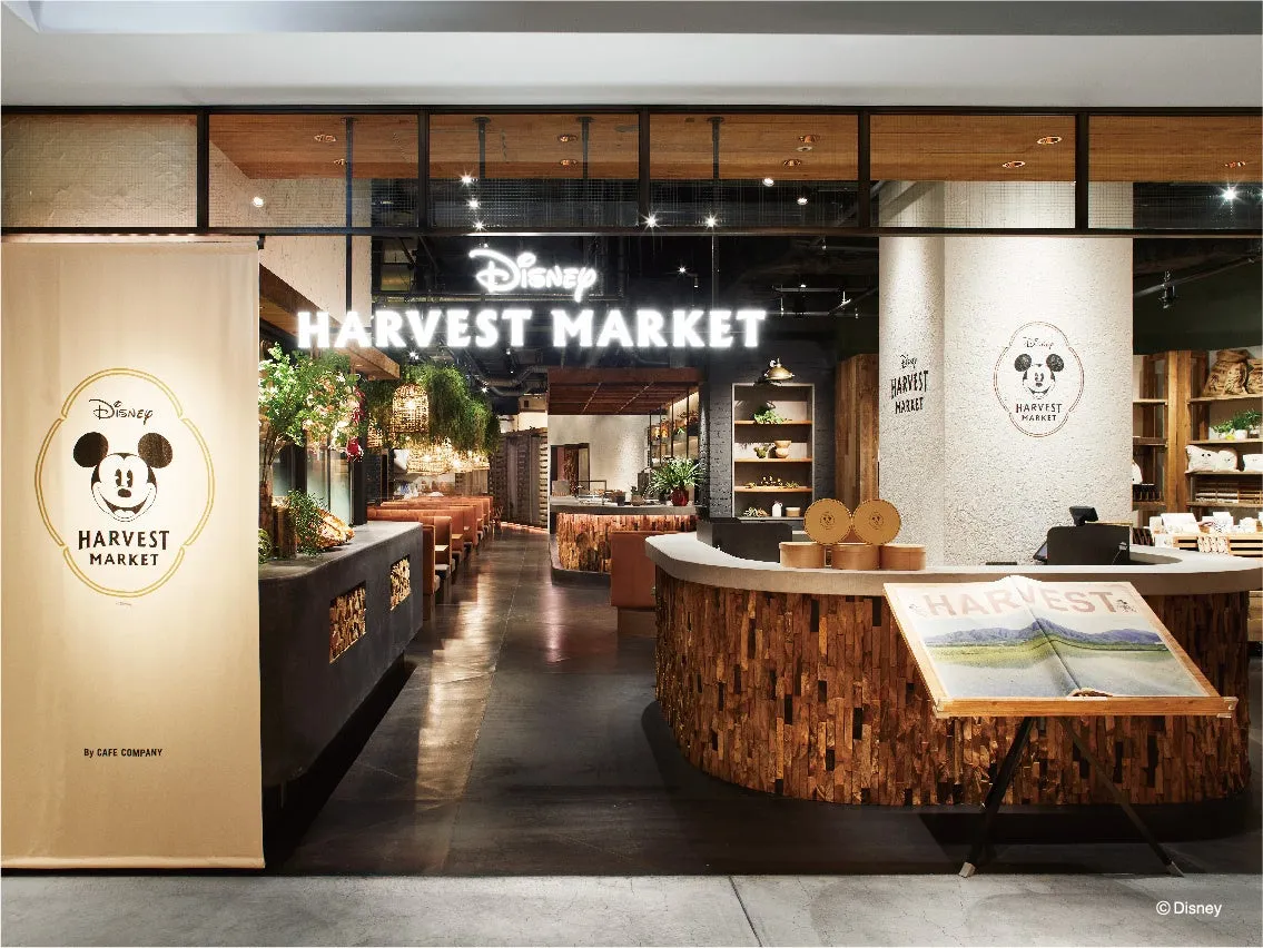 ディズニーのテーマレストラン「HARVEST MARKET」の入り口の様子。ミッキーマウスのロゴと、店内へと続く通路が写っている。