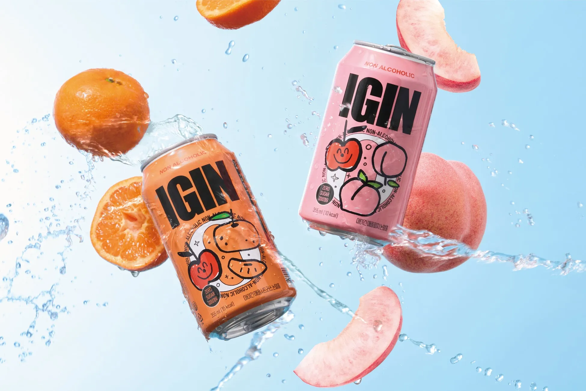 オレンジと桃のイラストが描かれた、ノンアルコール飲料の缶が水しぶきの中で浮かんでいる写真。缶には「IGIN」の文字が大きく書かれており、それぞれオレンジと桃のフレーバーであることが示唆されている。背景は青色で、水滴が散らばり、爽やかな印象を与えている。