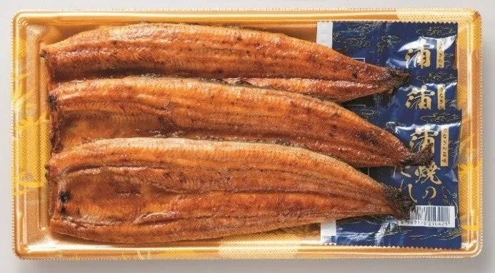うなぎの蒲焼きが3切れ、お弁当に入っている様子を写した写真です。