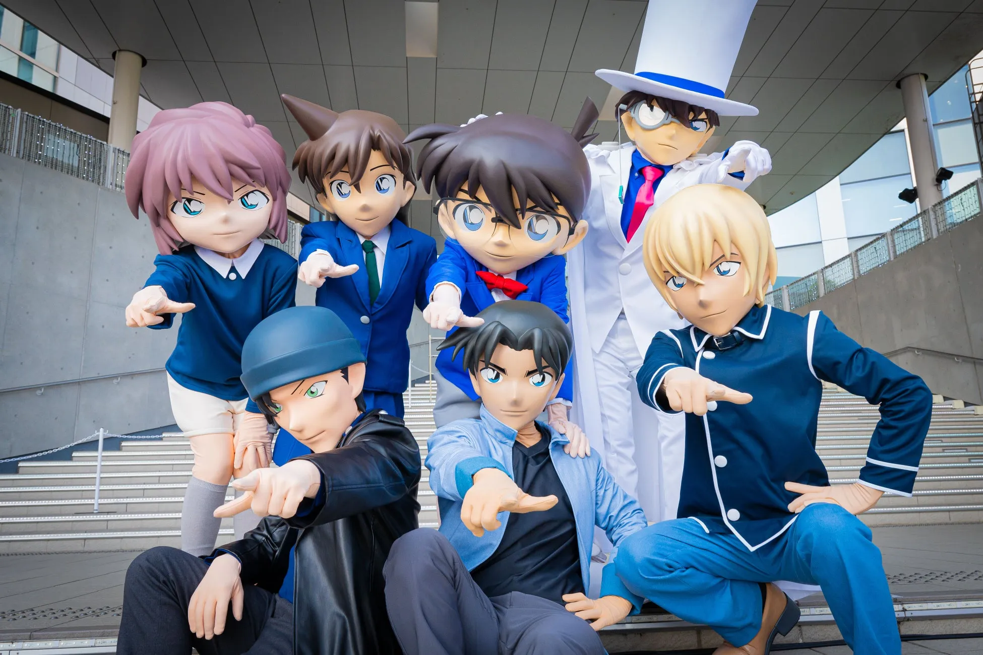 名探偵コナンのキャラクターのコスチュームを着た人々がポーズをとっている写真