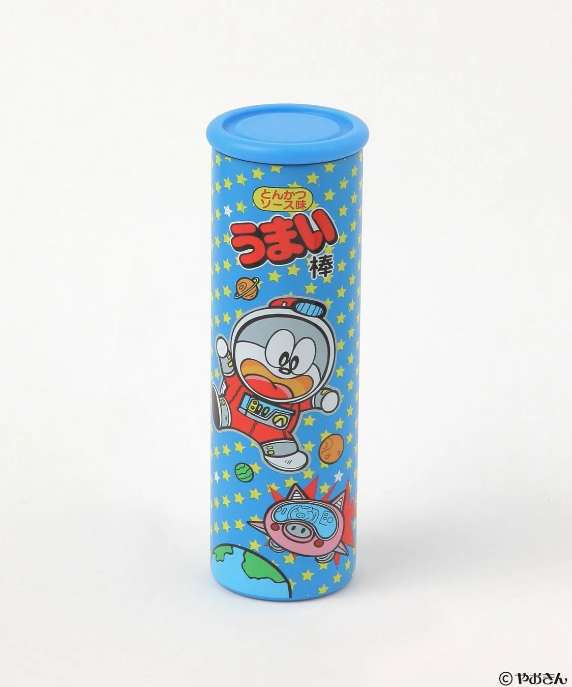 青い缶に「うまい棒」のキャラクターが描かれた商品
