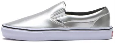 銀色のVansのスリッポンシューズのクローズアップ
