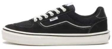 黒いVansのスニーカーのクローズアップ画像