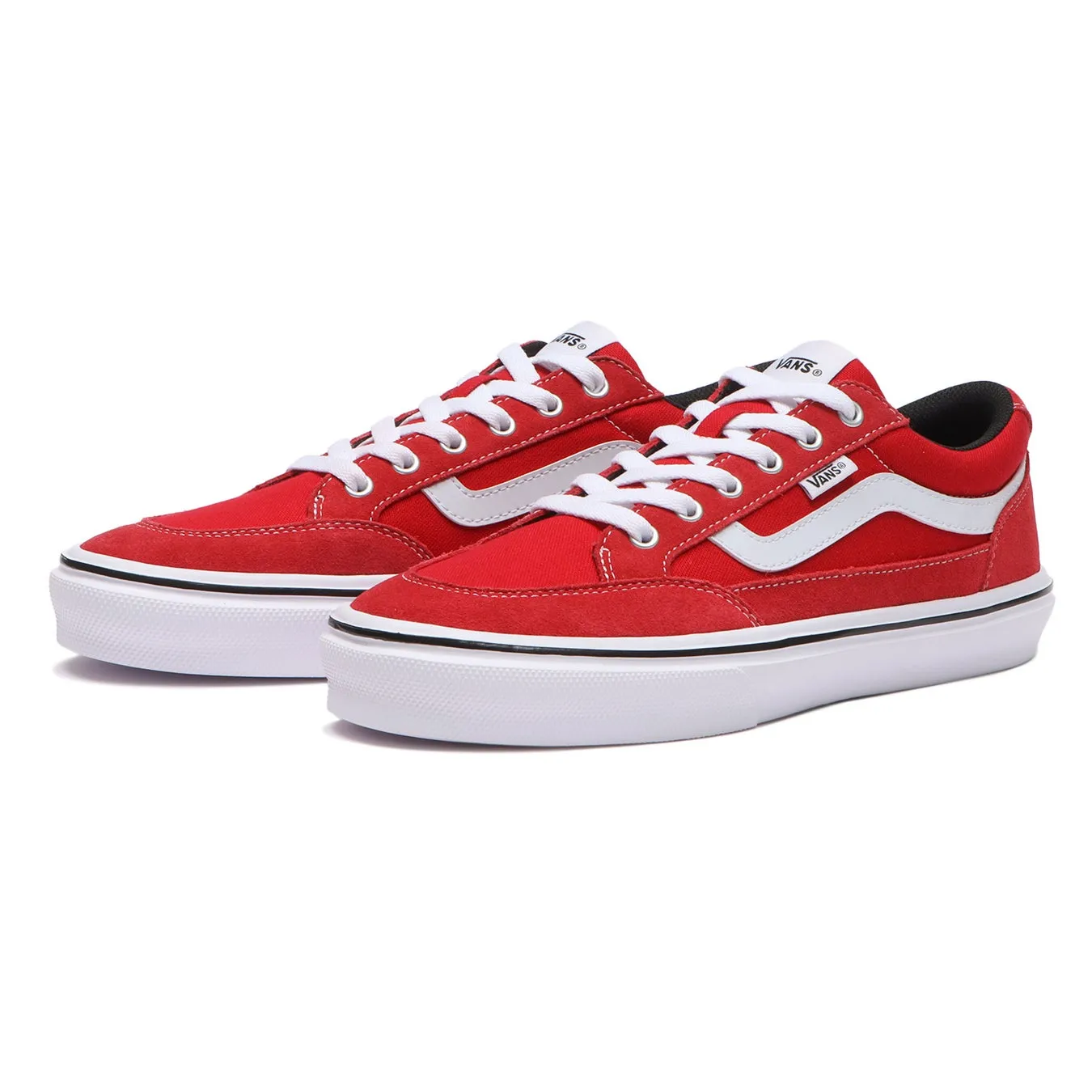 赤色のVANSスニーカーのクローズアップ写真