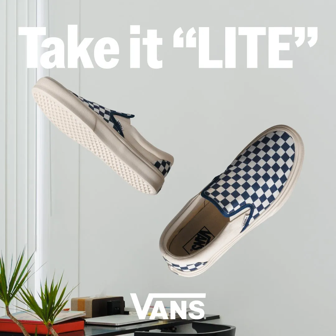 Vansのシューズの広告画像。白い背景に、2つのVansのスリッポンシューズが浮遊しているように配置され、手前に植物、下にVansのロゴがあります。