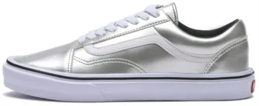 銀色のVANSのスニーカー