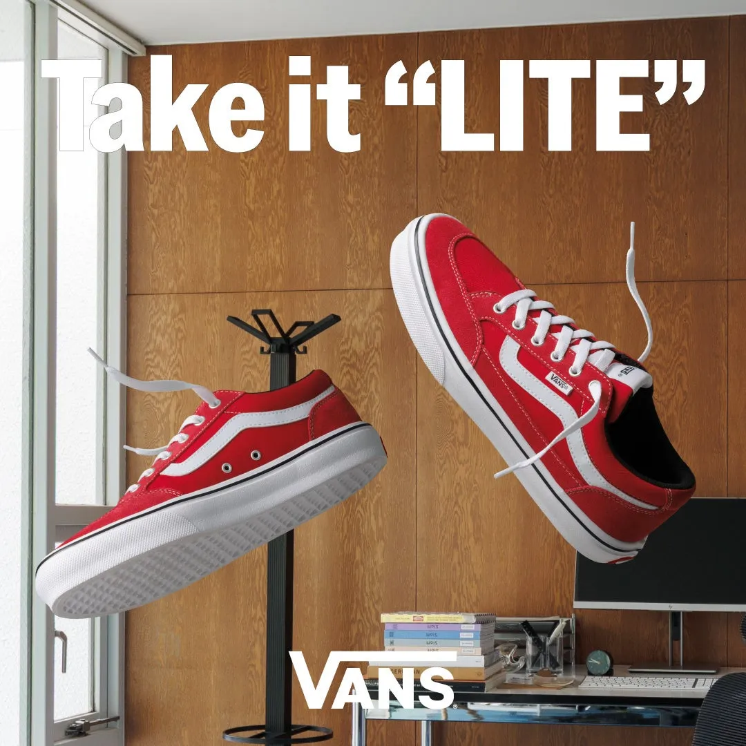 赤いVANSスニーカーが浮遊している画像
