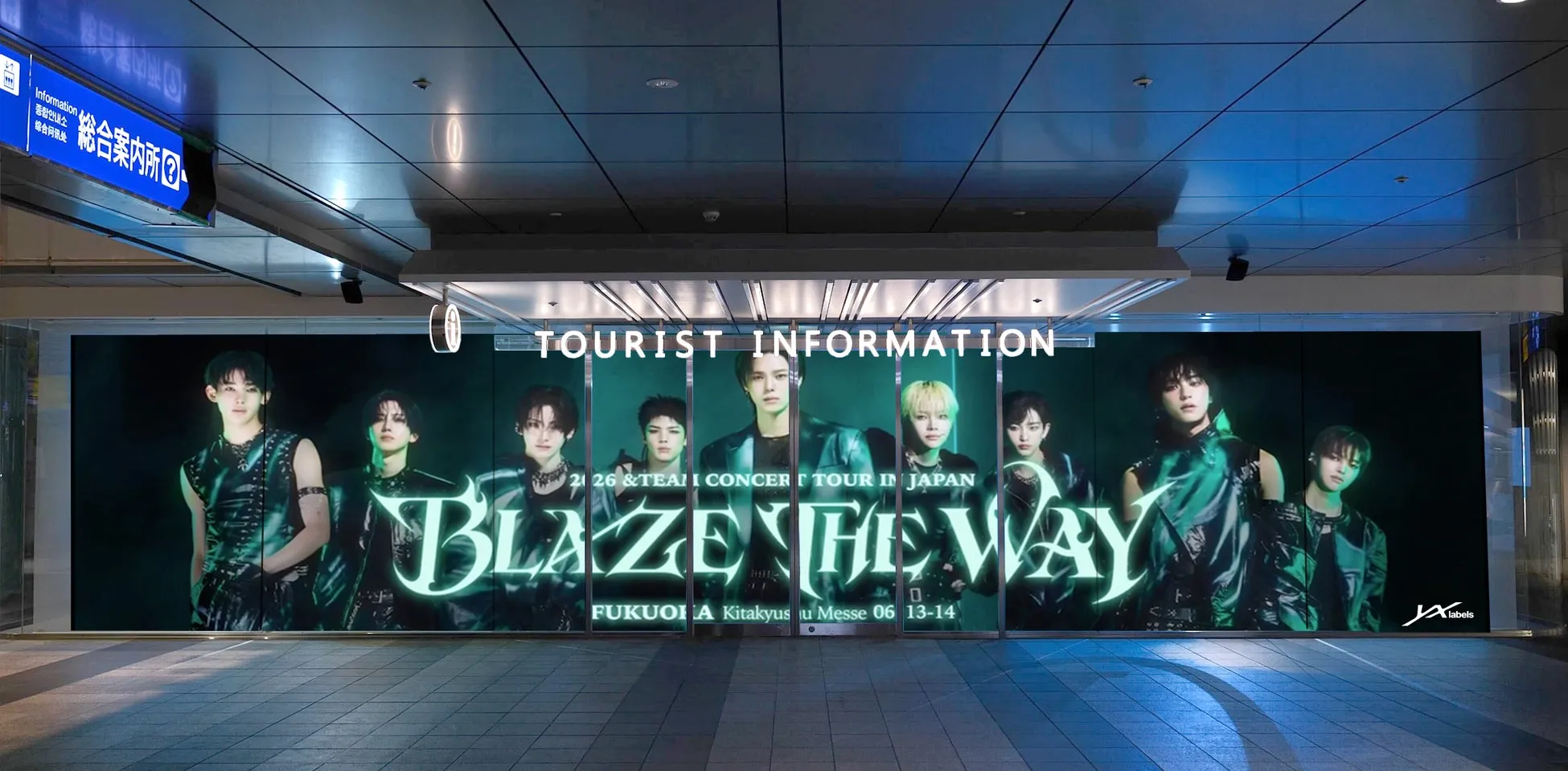 Blaze the Wayツアーの広告。複数の男性アイドルグループのメンバーが写っている。広告は観光案内所の壁に設置されている。