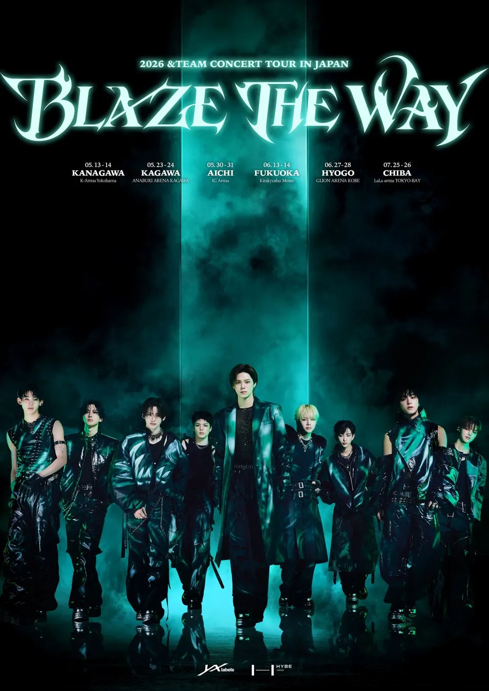 ＆TEAMの日本コンサートツアー「BLAZE THE WAY」のポスター。メンバーがダークな衣装で写っており、開催地と日程が記載されている。