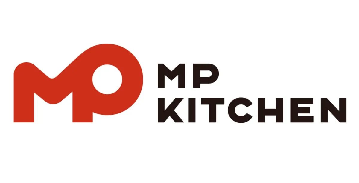 赤色の「M」の文字と「MP KITCHEN」の文字が白背景に配置されたロゴ画像。
