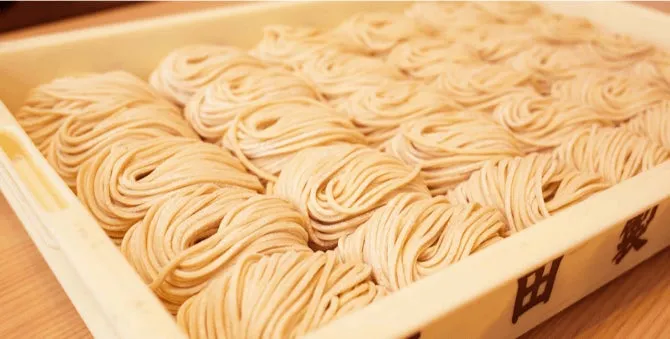蕎麦がトレーに綺麗に並べられている様子