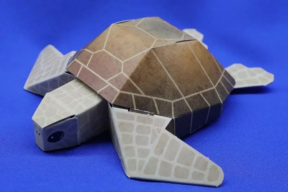 紙で作られたカメのおもちゃ