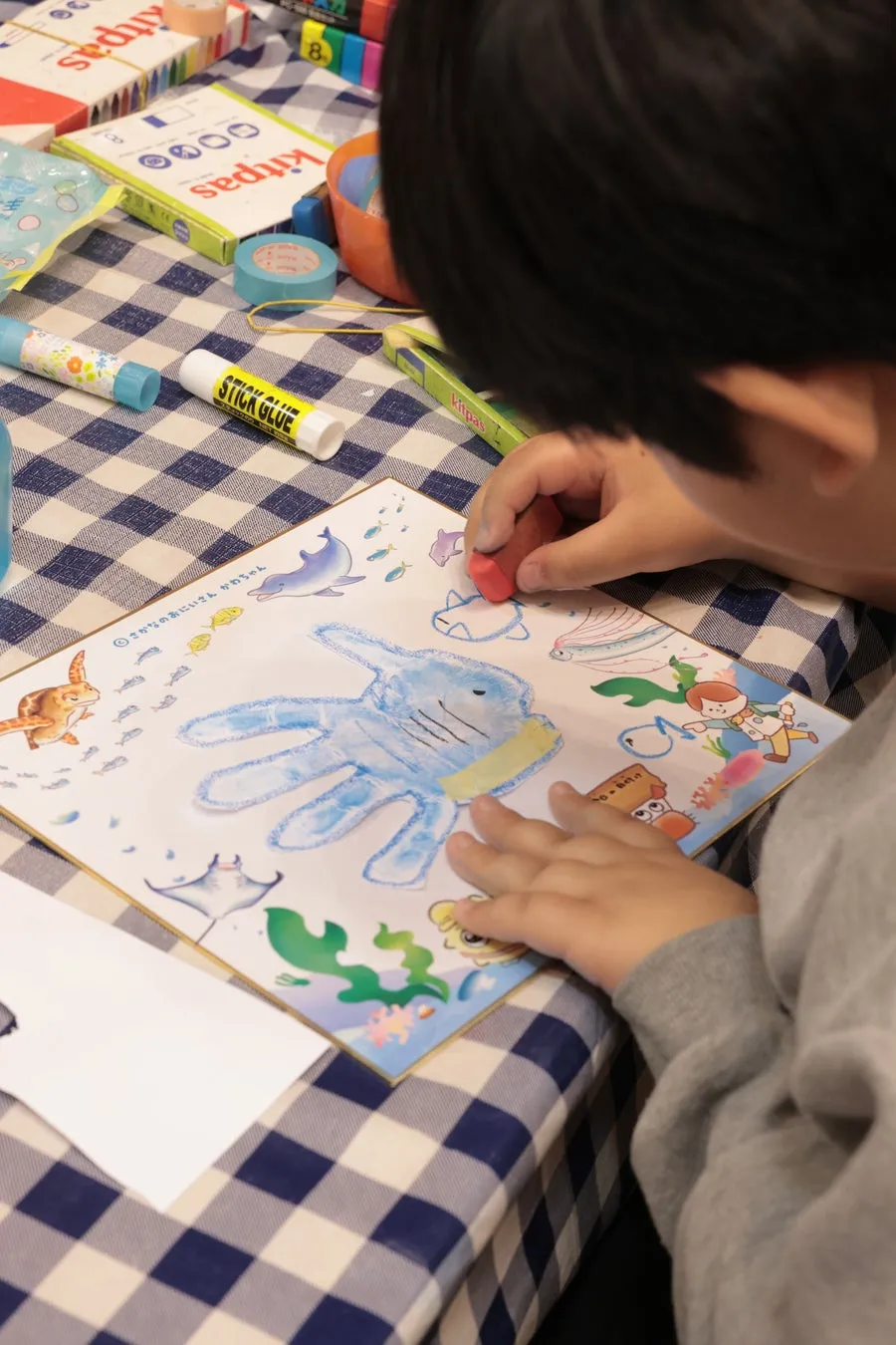 子供が絵を描いている様子（ワークショップイメージ）