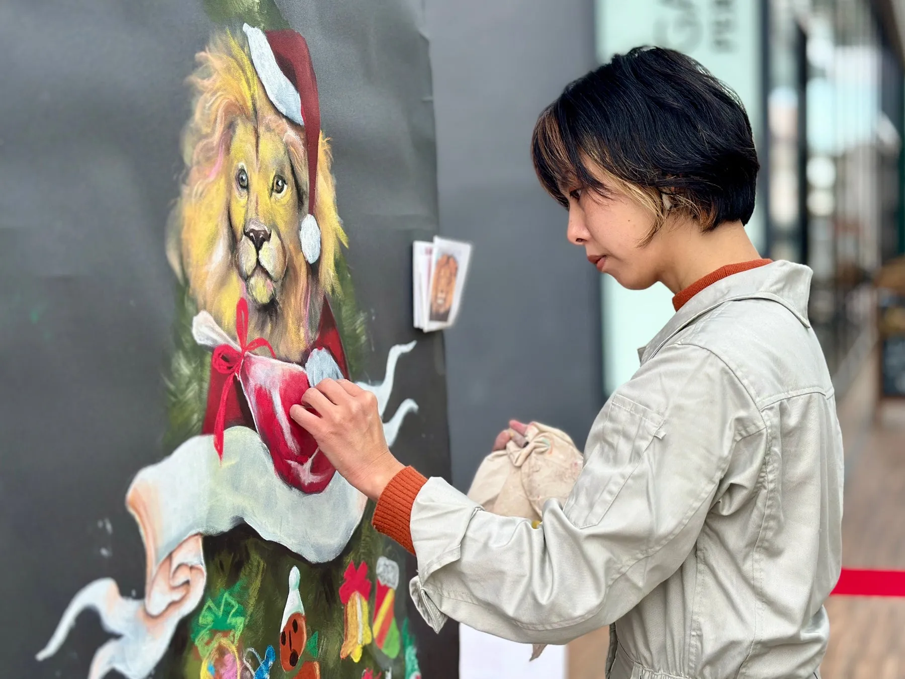 女性が描くライオンの絵（チョークアーティスト尾崎有花さんの作品イメージ）