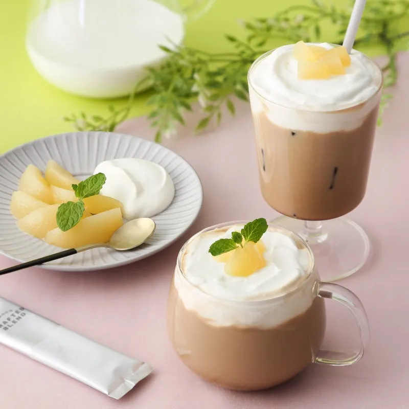デザートと飲み物の写真です。グラスに入ったコーヒーのような飲み物の上にホイップクリームが乗っており、その上に角切りのフルーツが乗っています。また、皿にはフルーツと生クリームが盛り付けられています。