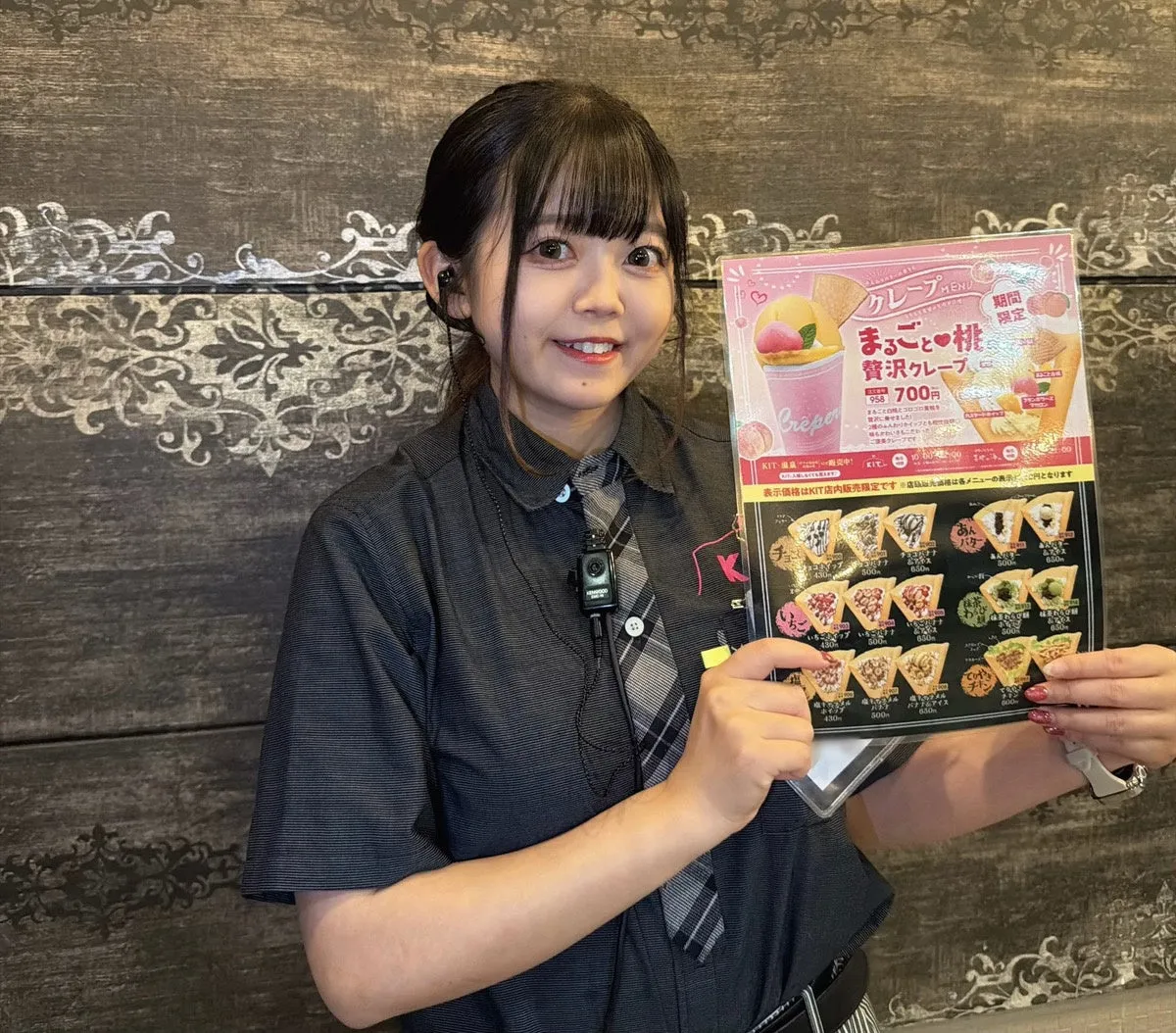 女性がクレープメニューを持つ画像