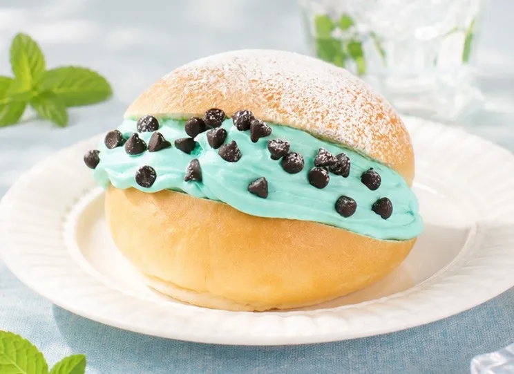 ミントクリームとチョコレートチップがトッピングされたデザートパン
