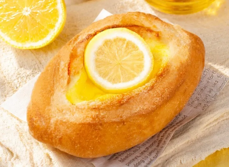 レモンが乗ったパンの画像